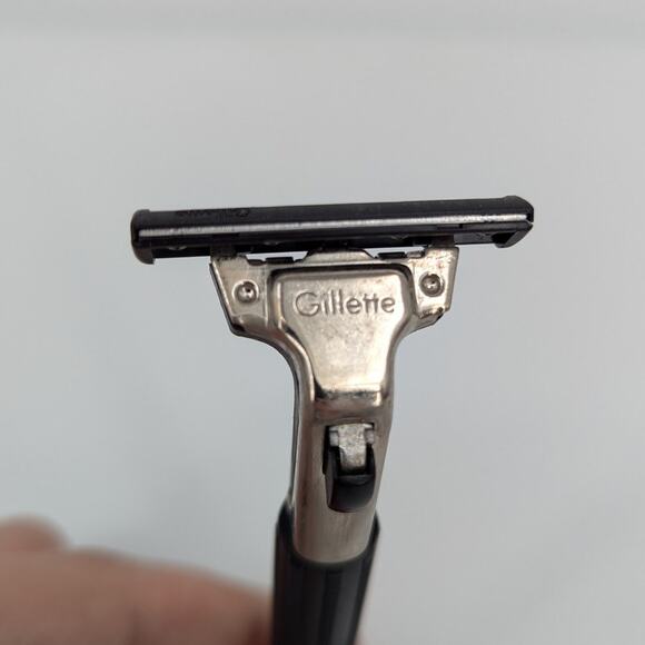 Vintage Gillette Atra Pivoting Twin Blade Razor – Black Handle – Lot of 2 - Picture 5 of 6